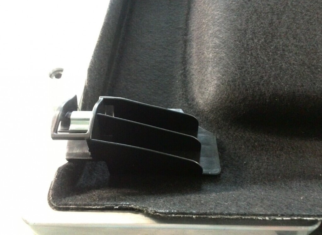 汽车后备箱隔板转轴塑料挂扣热板焊接